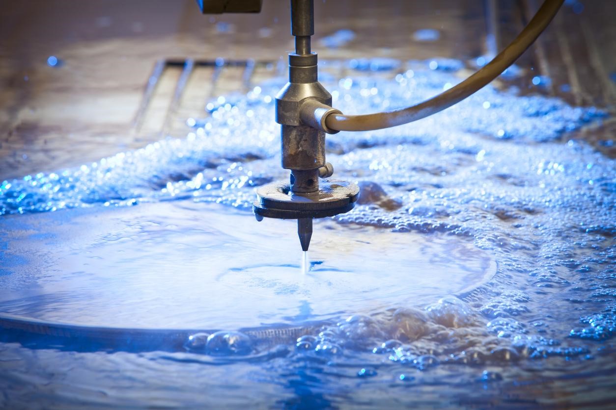 Decoupe jet d eau (istockphoto) @mistergoodlink